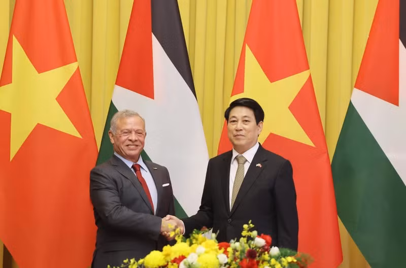 State President Luong Cuong (R) welcomes King Abdullah II ibn Al Hussein of the Hashemite Kingdom of Jordan in Ha Noi on November 12 (Photo: VNA)