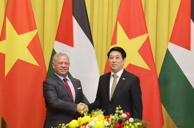 State President Luong Cuong (R) welcomes King Abdullah II ibn Al Hussein of the Hashemite Kingdom of Jordan in Ha Noi on November 12 (Photo: VNA)