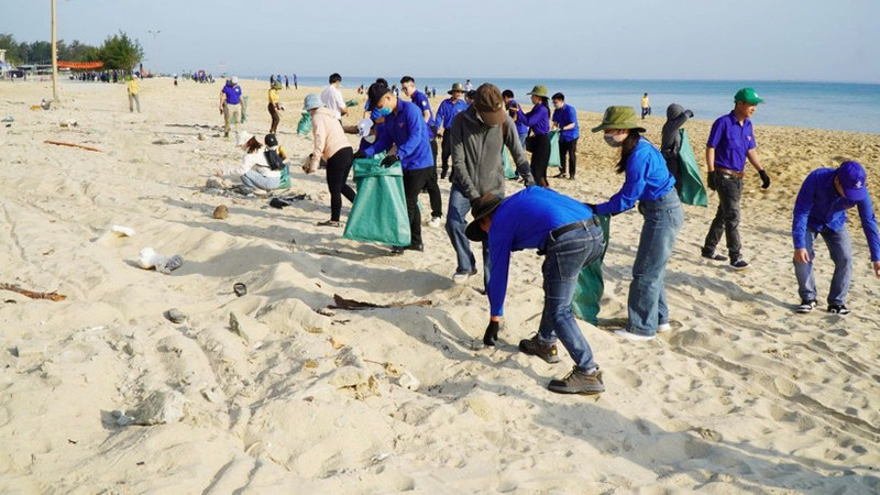 The “Green Sunday - Let’s Clean the Sea” campaign at Thuan An beach, Hue City. (Photo: The organising committee)