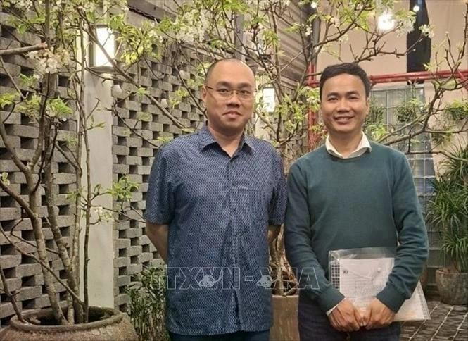 Assoc. Prof. Dr. Pham Quoc Nghi (right) poses for a photo with Assoc. Prof. Dr. Tran Hai Duc of the Ha Noi University of Science. (Photo published by VNA)