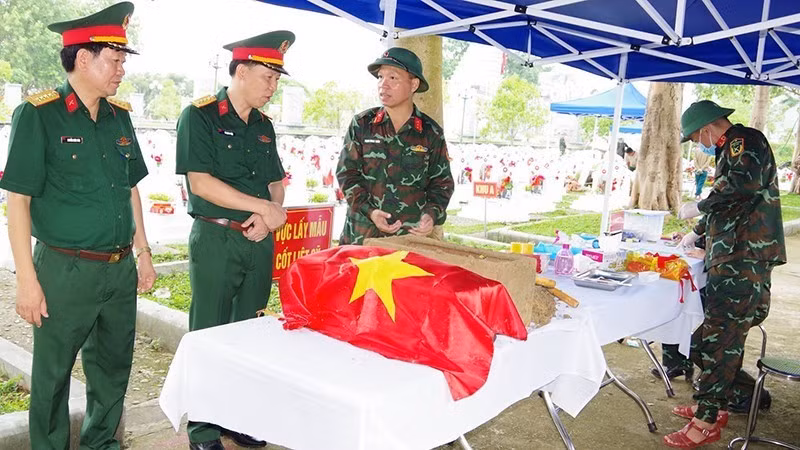 Leaders of the Thanh Hoa Provincial Military Command supervise the collection of samples from martyrs’ remains. (Photo: Thanh Hoa Provincial Military Command)