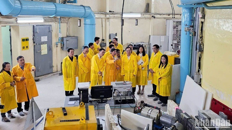 Delegates visit the Da Lat nuclear reactor.