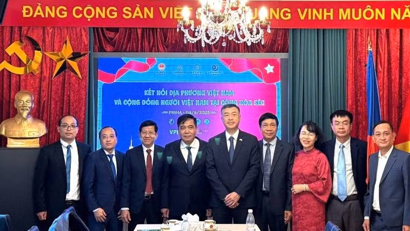 The Quang Binh delegation takes a commemorative photo with the Vietnamese Ambassador to the Czech Republic. (Photo: THAI AN)
