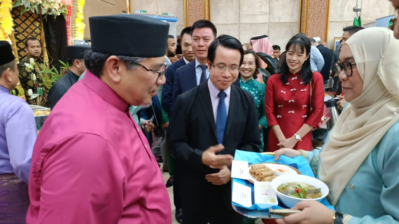 Introducing Vietnamese pho and spring rolls at a cultural event in Brunei. (Photo: The Embassy of Viet Nam in Brunei)