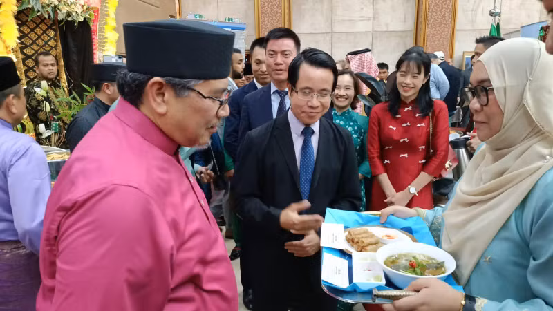 Introducing Vietnamese pho and spring rolls at a cultural event in Brunei. (Photo: The Embassy of Viet Nam in Brunei)