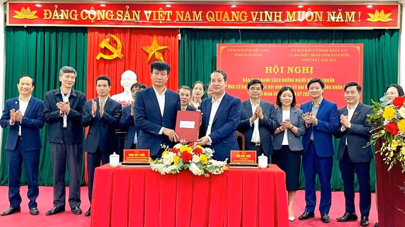 At the conference, the Standing Board of the Viet Nam Fatherland Front Committee of Ninh Binh Province and the Ninh Binh Election Committee signed a handover record for the list of eligible candidates in accordance with regulations.