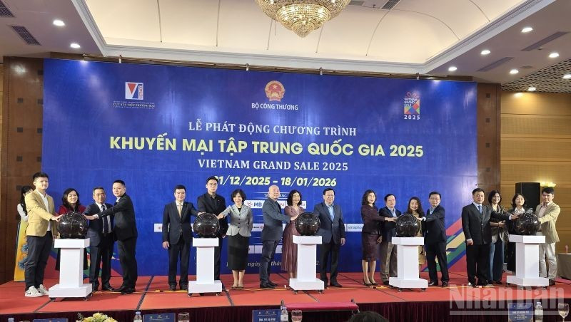 Delegates perform the launch ceremony of Vietnam Grand Sale 2025. (Photo: KIM DUNG)