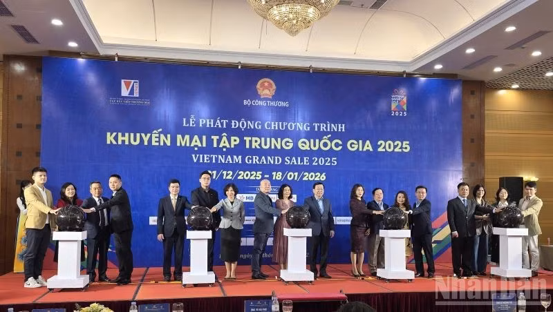 Delegates perform the launch ceremony of Vietnam Grand Sale 2025. (Photo: KIM DUNG)