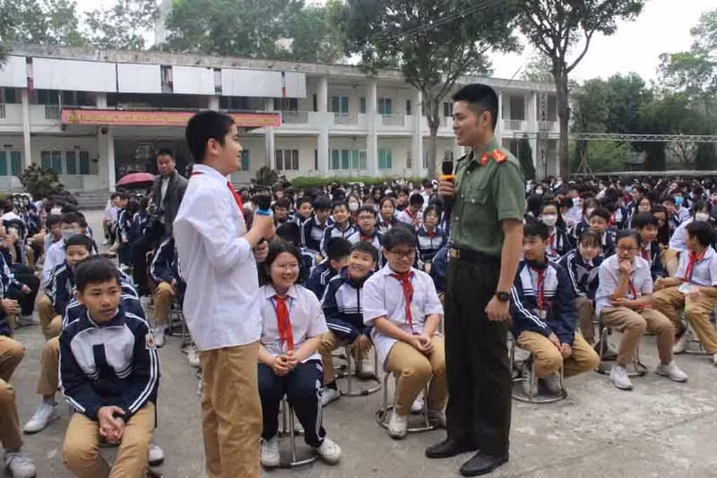 Police officers in Hung Yen Province instruct students on how to protect themselves online.