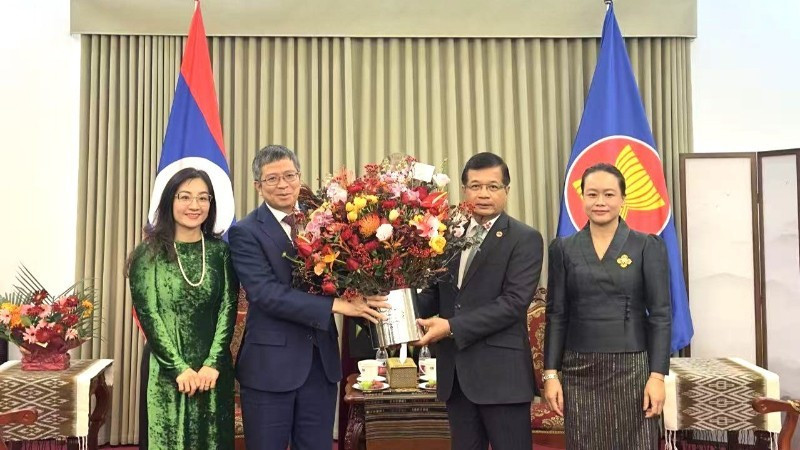 Ambassador Pham Thanh Binh presents flowers to congratulate the Lao Embassy. (Photo: Vietnamese Embassy in China)