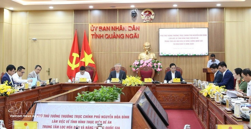 At the working session between Standing Deputy Prime Minister Nguyen Hoa Binh and authorities of central Quang Ngai province (Photo: VNA)