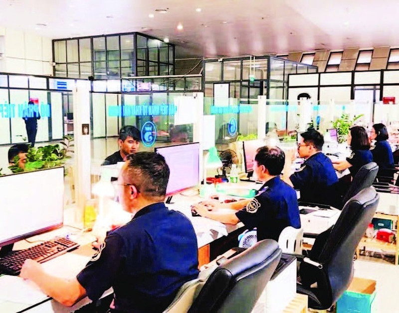 Customs clearance counter at the Inter-Agency Office of Huu Nghi International Border Gate, Lang Son Province. (Photo: nhandan.vn)