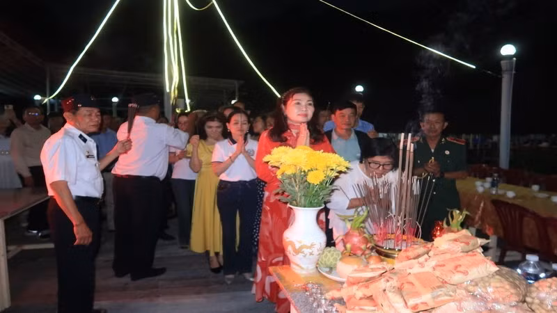Truong Sa veterans and local people offer incense in remembrance of the heroic martyrs. (Photo: PHONG NGUYEN)