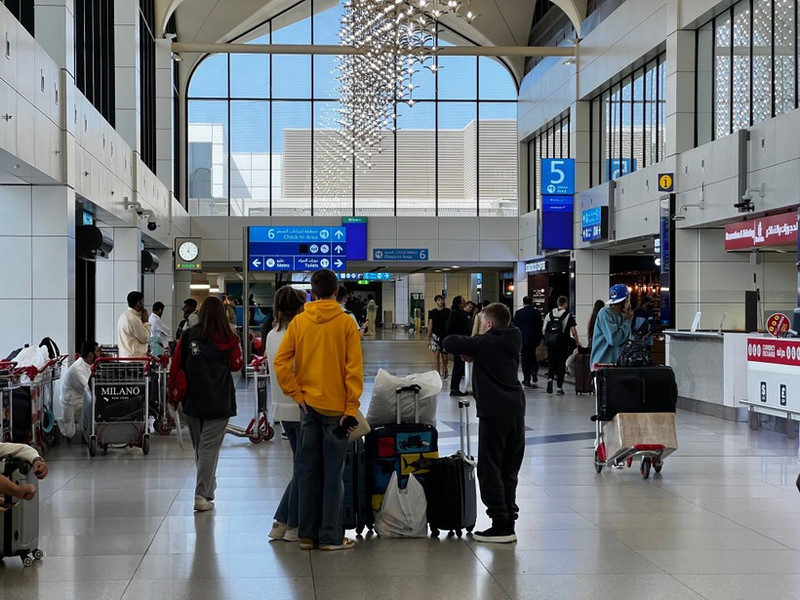 Passengers at Dubai International Airport, the UAE, on March 7, 2026 (Photo: Xinhua/VNA)