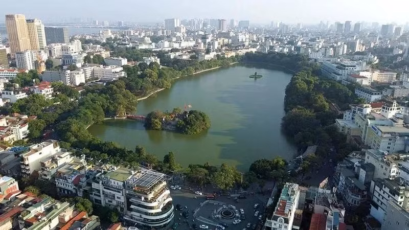 Hoan Kiem Lake, also known as the Lake of the Returned Sword, is a cultural landmark in Ha Noi. (Photo: VNA)
