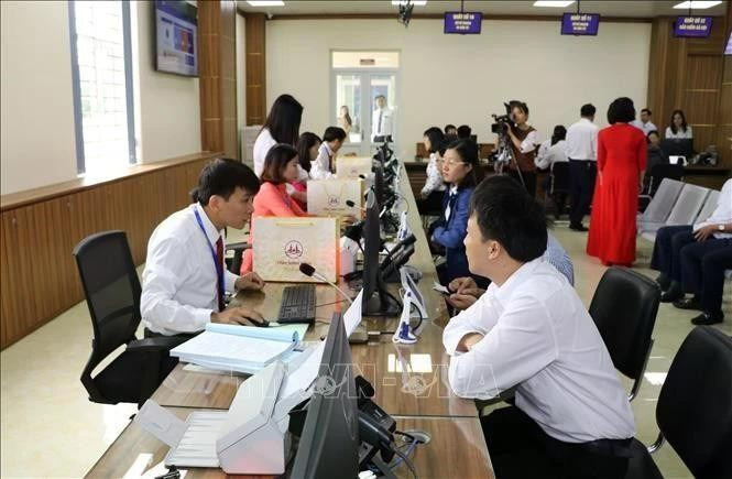 Civil servants and citizens at the Ninh Binh provincial Public Administrative Service Centre. (Photo: VNA)
