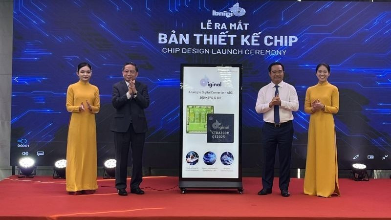 Chairman of the Ho Chi Minh City People’s Committee Nguyen Van Duoc and Chairman of CT Group Tran Kim Chung conducted the ADC chip design launch ceremony. (Photo: NDO)