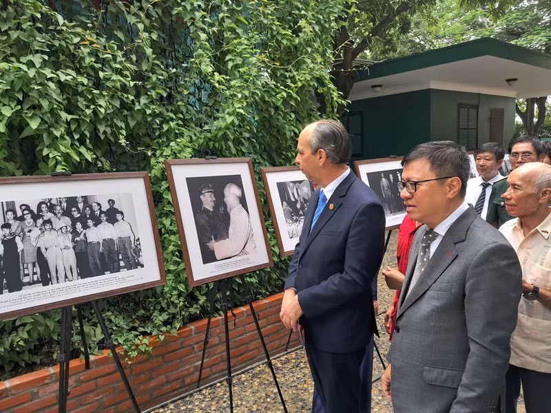 Le Quoc Minh, member of the Party Central Committee, Editor-in-Chief of Nhan Dan Newspaper, Deputy Head of the Party Central Committee’s Commission for Communication and Education, and Chairman of the Viet Nam Journalists Association, Ambassador Rogelio Polanco Fuentes, and delegates visit the documentary photo display area. (Photo: Cuban Embassy)