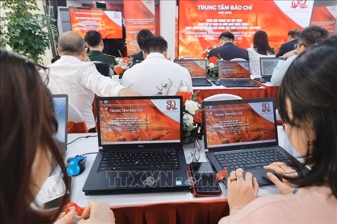 Reporters and officials at the event (Photo: VNA)