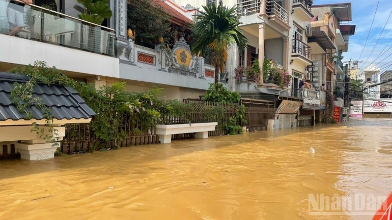 Floodwaters inundate streets in Phan Dinh Phung Ward, Thai Nguyen Province, in early October 2025. (Photo: TUAN SON)
