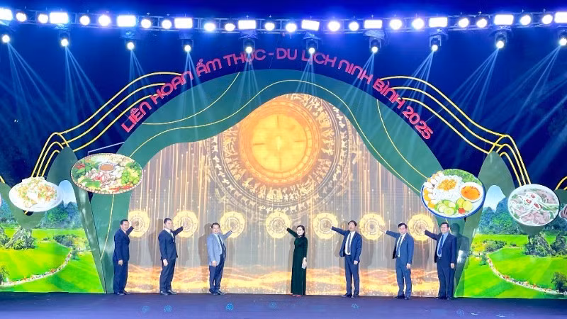 Delegates press the button to officially open the Ninh Binh Food and Tourism Festival 2025.