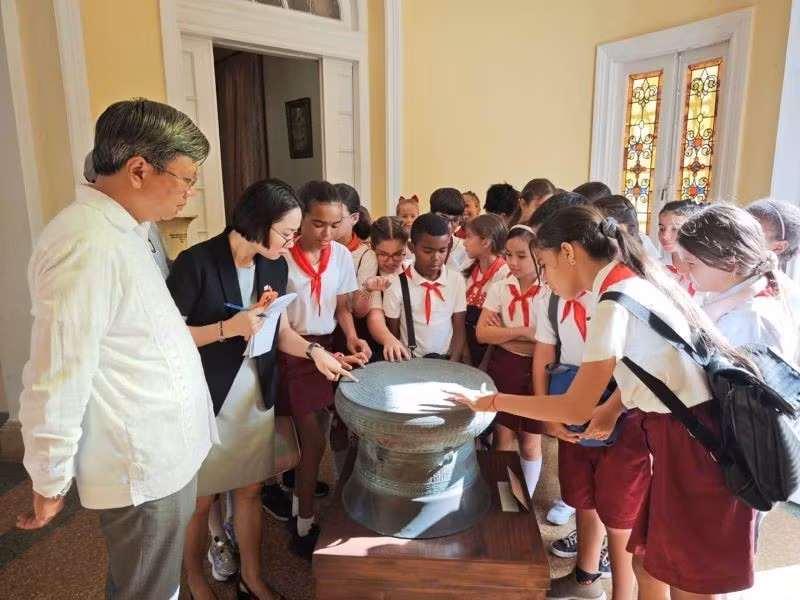 Students excitedly explore a model of the Dong Son drum — a symbol of Vietnamese culture. (Photo: Embassy of Viet Nam in Cuba)