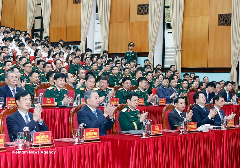 Party General Secretary To Lam (front, second, left) attends a meeting with the Military Technical Academy on March 17. (Photo: VNA)