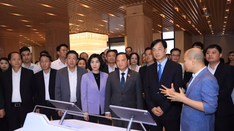 Leaders of the NA and Ha Noi visited the experience and demonstration area of the centralised operations platform for the city’s NA deputies delegation and two-tier People’s Councils.