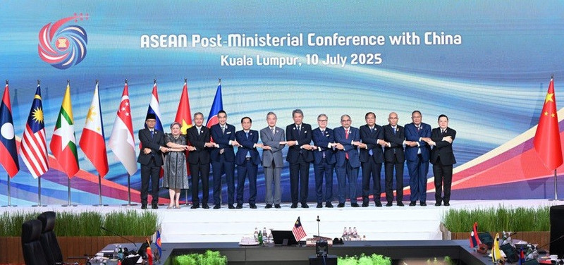 Delegates at the ASEAN+1 foreign ministers’ meetings with China pose for a group photo (Photo published by VNA)