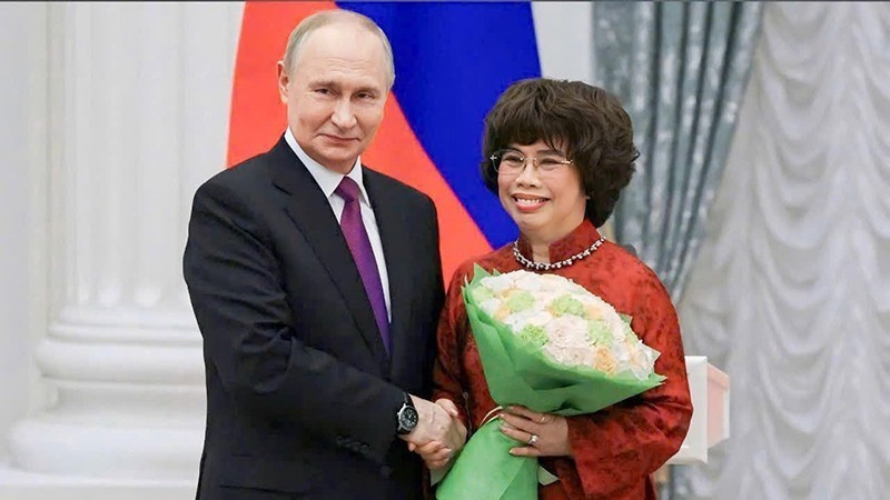 Russian President Vladimir Putin presents the Order of Friendship of the Russian Federation to Vietnamese Labour Heroine Thai Huong. (Photo: Kremlin)