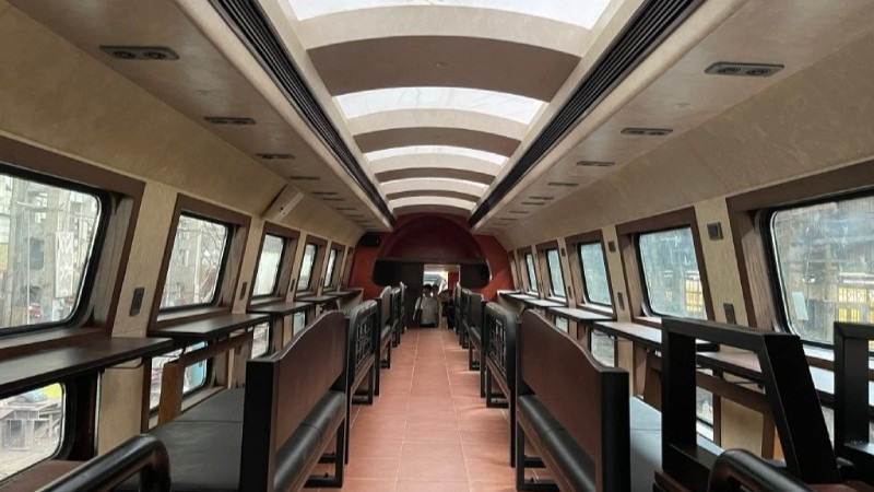 The train features a classic colour scheme but a modern design style to create an enjoyable experience for visitors. (Photo: nhandan.vn)