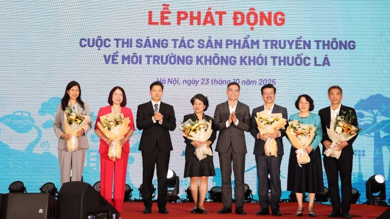 Judging panel and participants. (Photo: nhandan.vn)
