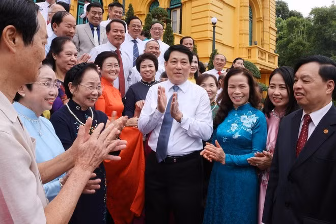 State President Luong Cuong meets with VAPE cadres. (Photo: VNA)