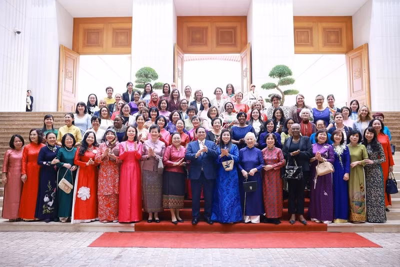 Prime Minister Pham Minh Chinh, his spouse, and Vietnamese and international female diplomats at the meeting in Hanoi on July 10, 2025. (Photo: VNA)