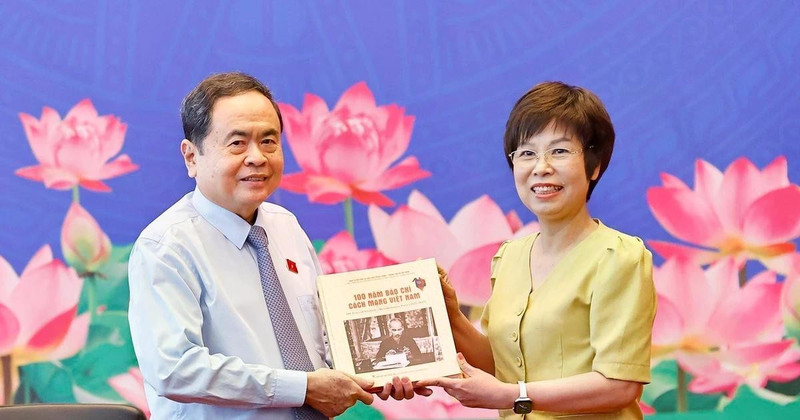 General Director of the Viet Nam News Agency Vu Viet Trang presents National Assembly Chairman Tran Thanh Man with a bilingual photo book titled “100 Years of Viet Nam’s Revolutionary Press (1925–2025),” compiled and published by the News Agency Publishing House. (Photo: VNA)