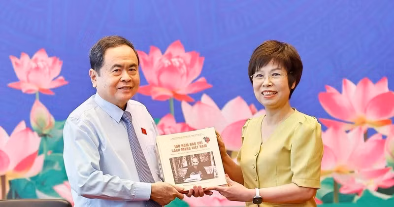 General Director of the Viet Nam News Agency Vu Viet Trang presents National Assembly Chairman Tran Thanh Man with a bilingual photo book titled “100 Years of Viet Nam’s Revolutionary Press (1925–2025),” compiled and published by the News Agency Publishing House. (Photo: VNA)