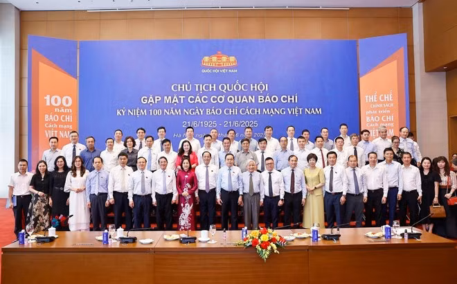 National Assembly Chairman Tran Thanh Man with leaders of press agencies on the occasion of the 100th anniversary of Viet Nam’s Revolutionary Press Day (21 June 1925 – 2025). (Photo: VNA)