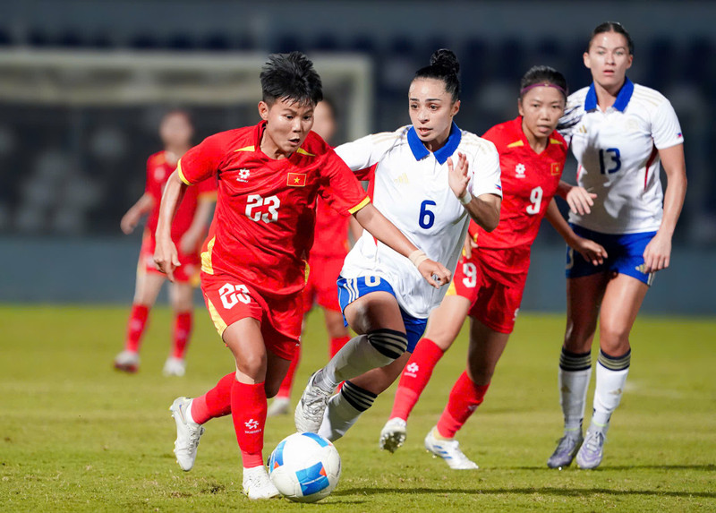 Viet Nam women’s football team (in red) faces the Philippines in the SEA Games 33 final. (Photo: tuoitre.vn)