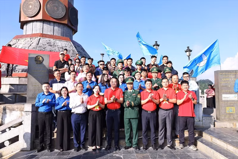 Delegates at the Lung Cu Flag Tower, a symbol of Viet Nam's northernmost point. (Photo: VNA)