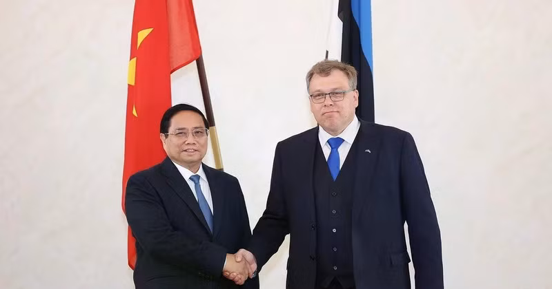 PM Pham Minh Chinh (left) meets with President of the Riigikogu (the Parliament of Estonia) Lauri Hussar on June 5. (Photo: VNA)