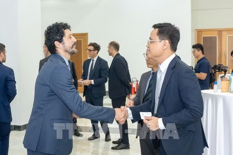 Representatives from Vietnamese and Italian businesses at the event. (Photo: VNA)