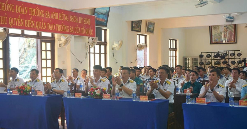Officers, soldiers and residents on Truong Sa Island watch the live broadcast of the opening session of the 14th National Party Congress.