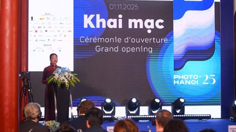 The international photography biennale Photo Ha Noi ’25 — hailed as a vibrant “feast for the eyes” — opened. (Photo: nhandan.vn)