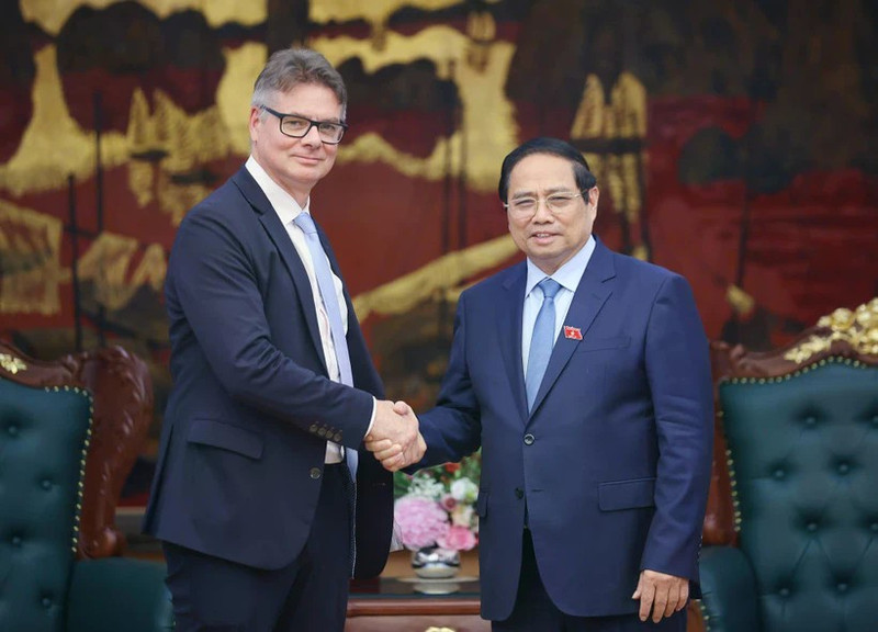 Prime Minister Pham Minh Chinh (R) welcomes Antoine Colin, HP Senior Vice President for Global Supply Chain Digital Transformation & Resilience (Photo: VNA)