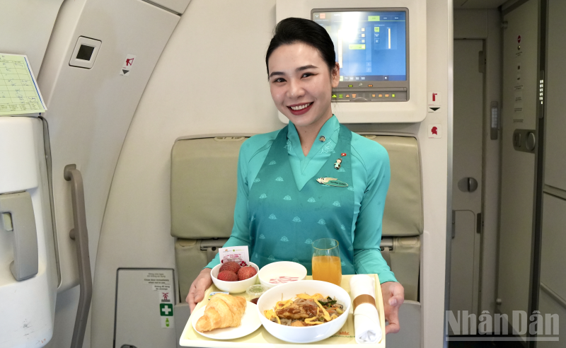 Flight attendants from Vietnam Airlines are offering special in-flight meals featuring Hung Yen egg lychees as part of the airline’s campaign to promote regional cuisine in the air.