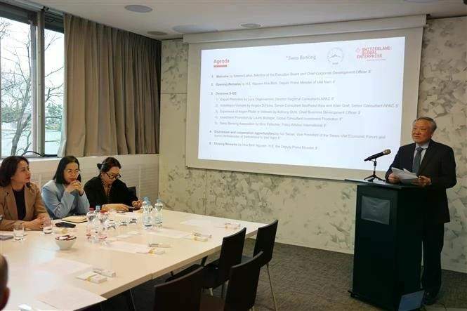 Deputy Prime Minister Nguyen Hoa Binh delivers a speech at the headquarters of the Switzerland Global Enterprise. (Photo: VNA)