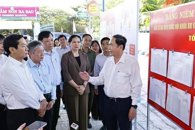 NA Chairman Tran Thanh Man (right) inspects a polling station in Ba Sao commune, Dong Thap province. (Photo: VNA)