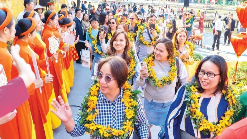 Da Nang City welcomed the first group of foreign visitors to tour the Hoi An Ancient Town in early 2026.