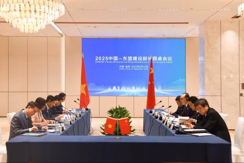 Deputy Minister of Construction Nguyen Tuong Van in talks with Vice Minister of Housing and Urban – Rural Development of China Li Xianlong (Photo: Ministry of Construction)