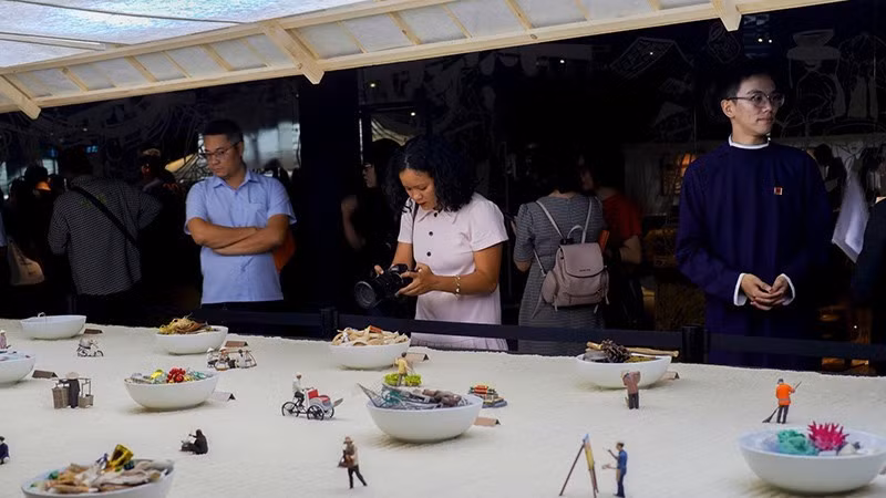 Visitors tour the Pho Museum on its opening day. (Photo: PHAM NGUYEN)